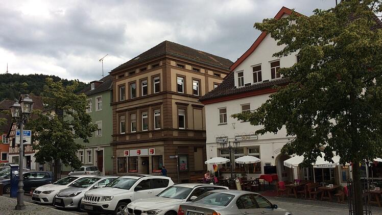 Passt ein eckiges Dach auf dem Gebäude in der Oberen Stadt 18  (Mitte) in die Kulmbacher Altstadt? Darüber entscheidet am Mittwoch der Stadtrat, der sich mit demselben Antrag wie in der Mai-Sitzung erneut befassen muss. (Für die Visualisierung der Neuplanung bekamen wir eine Freigabe nur für die  Bayerische Rundschau.) Foto:  Stephan Tiroch