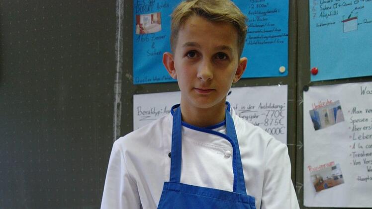 Mit Fondanttrichter und für Lebensmittel hat Hannes Schuhmann ein Händchen.  Foto: Stephanie Elm