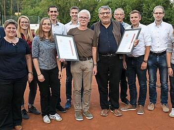 Das neue Vorstandsteam des TC Stadtsteinach mit den beiden Ehrenmitgliedern Roland Geist (mit Urkunde, links) und Wolfgang Hoderlein (rechts daneben) Foto: Werner Reißaus