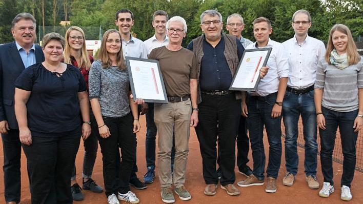 Das neue Vorstandsteam des TC Stadtsteinach mit den beiden Ehrenmitgliedern Roland Geist (mit Urkunde, links) und Wolfgang Hoderlein (rechts daneben) Foto: Werner Reißaus