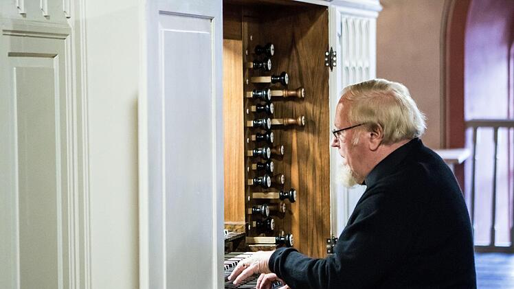 Der Organist Hartmut Leuschner-Rostoski gastierte an der historischen Hofmann-Orgel von St. Georg in Neustadt. Mit Musik vom Barock bis zur Romantik gestaltete er das Abschlusskonzert der 4. thüringisch-fränkischen Orgeltage.Foto: Jochen Berger