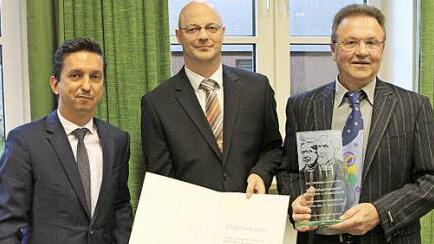 Markus Graßer (links) dankte im Namen des Genossenschaftsverbandes Bayern der EG Nordhalben mit einer Urkunde. Mit im Bild Vorstand Alfred Franz (rechts) und Uwe Witurka  Foto: Michael Wunder