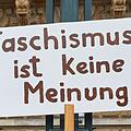 Hamburg: Eine Transparent mit der Aufschrift &middot;Faschismus ist keine Meinung&middot; h&auml;ngt an einem Laternenmast auf dem Rathausmarkt. Im Hintergrund bilden die Teilnehmer der Demonstration der Organisation &laquo;Omas gegen Rechts&raquo; unter dem Motto &laquo;Keine Macht den Rechten! -Keine AfD in unser Rathaus!&raquo; eine Menschenkette am Rathaus. Foto: Georg Wendt/dpa