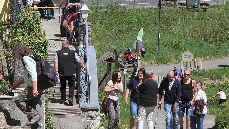 Endlich wieder Leben im ehemaligen Gasthof Fels: Viele kamen, um sich das k&uuml;nftige Naturpark-Zentrum anzuschauen.