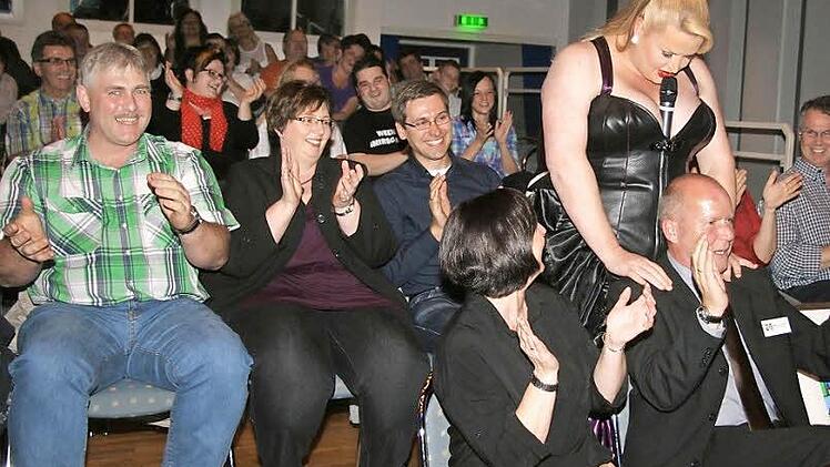 Matthias Sandler hätte schlimmes passieren können, als von Wuchtbrumme Daphne de Luxe "locker" gemacht zu werden. Ihr Motto: "Wegen mir hat sich noch kein pubertierendes Mädchen zu Tode gehungert."  Fotos: Sonja Adam