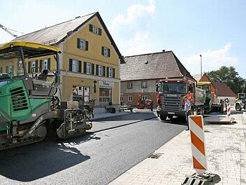 Die Teerkolonne leistete in den letzten Tagen ganze Arbeit: Litzendorfs Ortsdurchfahrt kann ab Samstag wieder befahren werden. Foto: Werner Baier