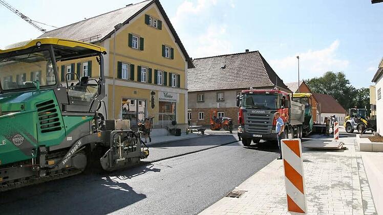 Die Teerkolonne leistete in den letzten Tagen ganze Arbeit: Litzendorfs Ortsdurchfahrt kann ab Samstag wieder befahren werden. Foto: Werner Baier