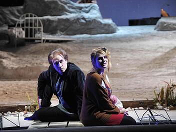 Daniel Daréus (Thorsten Köhler ) und Lena (Anne Rieckhof) nähern sich einander an. Foto: Andrea Kremper