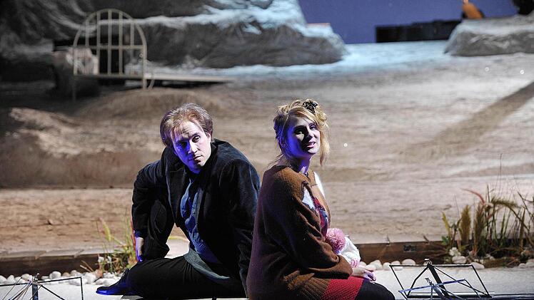 Daniel Daréus (Thorsten Köhler ) und Lena (Anne Rieckhof) nähern sich einander an. Foto: Andrea Kremper