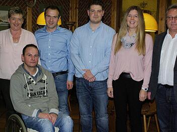 Den neuen Vorstand des FC Elfershausen bilden (von links) Johanna Nikoleiski, Jürgen Durmann, Tobias Warter, Matthais Hämel, Sonja Schwab und Norbert Schwab.  Fotos: Winfried Ehling