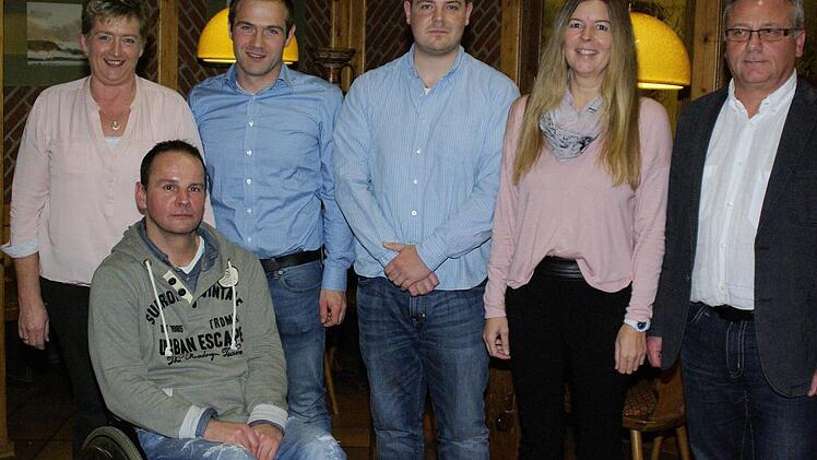 Den neuen Vorstand des FC Elfershausen bilden (von links) Johanna Nikoleiski, Jürgen Durmann, Tobias Warter, Matthais Hämel, Sonja Schwab und Norbert Schwab.  Fotos: Winfried Ehling