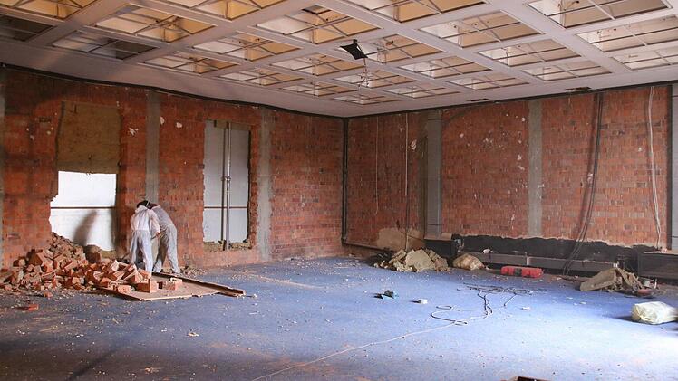 Die Löcher für neue Fenster und Türen sind bereits ausgestemmt, derzeit wird der Bauschutt aufgeräumt. Foto: Ralf Ruppert