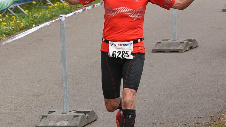 Michael Kraus läuft bei seinem 20. Rennsteiglauf glücklich ins Ziel. Foto: Michael Müller