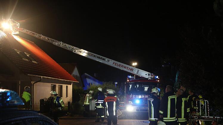 Am 20.07.2017 kam es in der Mecklenburger Straße in Langenzenn (Landkreis Fürth) zu einem Dachstuhlbrand in einem Einfamilienhaus. Foto:News5/Merzbach