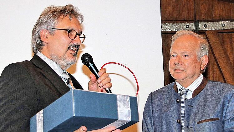 Professor Christian von Deuster (rechts), der 21 Jahre lang die Berufsfachschule für Logopädie mit geprägt hat, wurde von ESB-Geschäftsführer Joachim Dietz (links) verabschiedet. Foto Dieter Britz