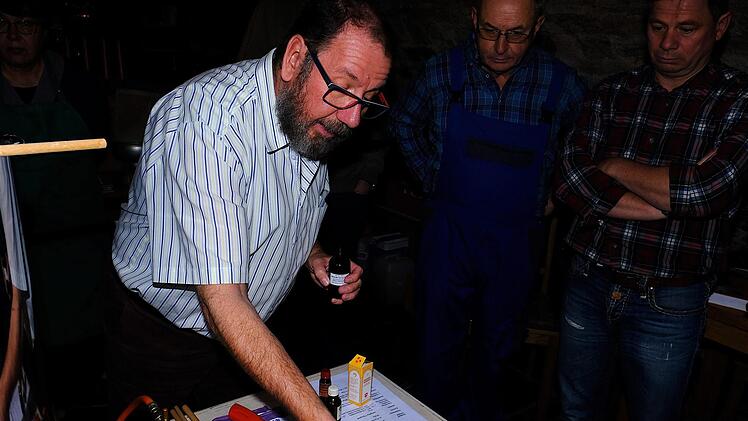 Großes Interesse zeigten die Teilnehmer des Bierbraukurses von Michael Mihm. Foto: Gerd Schaar