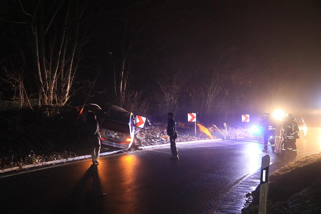 Autofahrer kracht gegen Baum in Kunreuth