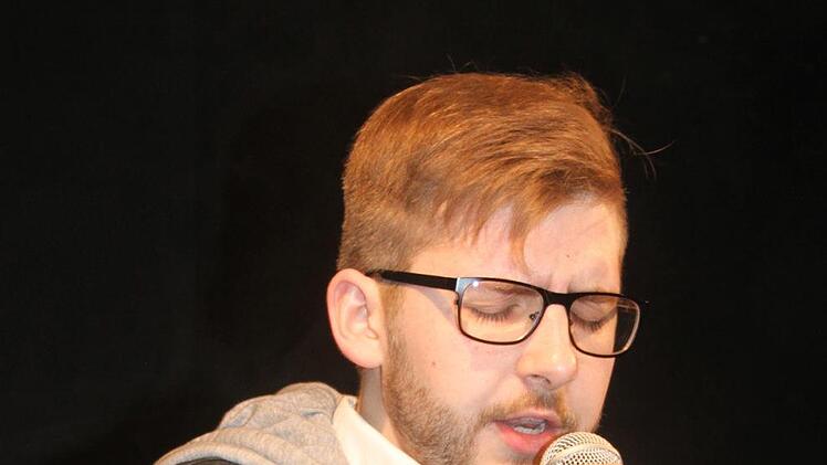 Maximilian Bauer hat eine tolle Stimme: Er sang ganz allein "Somewhere" - ein Stück aus der West Side Story. Begleitet wurde Maximilian Bauer von Tim Schäftlein