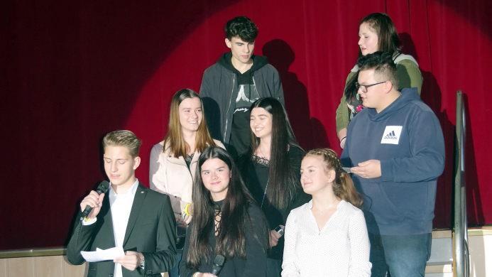 Die Sch&uuml;lersprecher der vier teilnehmenden SchulenSch&uuml;lein