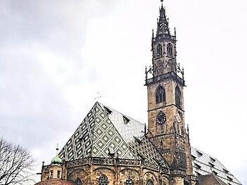 Der Dom in Bozen ist der Himmelfahrt Marias gewidmet. An dem gotischen Bauwerk kommt der Besucher nicht vorbei.