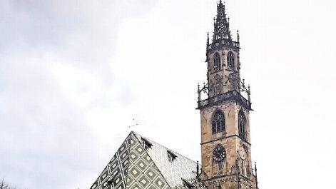 Der Dom in Bozen ist der Himmelfahrt Marias gewidmet. An dem gotischen Bauwerk kommt der Besucher nicht vorbei.