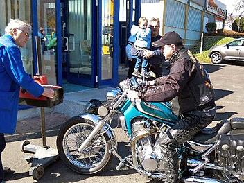 Scheinwerfer-Kontrolle: Herbert Baus prüft die Einstellung des Hauptscheinwerfers an einem der Motorräder.  Foto: Karlheinz Franz/Archiv