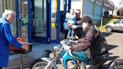 Scheinwerfer-Kontrolle: Herbert Baus prüft die Einstellung des Hauptscheinwerfers an einem der Motorräder.  Foto: Karlheinz Franz/Archiv