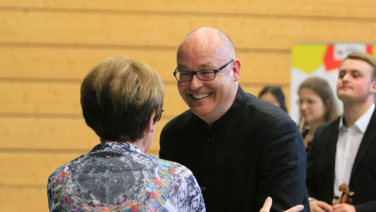 Begeisterten Beifall gab es beim Gastspiel des Jugendsymphonieorchesters Oberfranken in der Frankenhalle Neustadt. Umjubelte Solistin unter der Leitung von Till Fabian Weser war die junge Hornistin Sophia Reuter.Foto: Jochen Berger