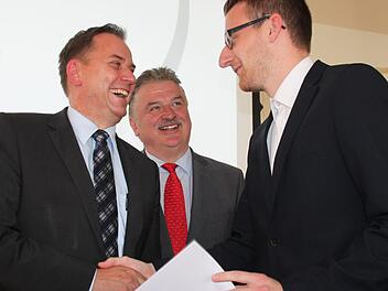 Mit einem Notendurchschnitt von 1,19 war Kai Götz (rechts) aus Mainleus der beste Absolvent in der Fachrichtung Kältetechnik. Landrat Klaus Peter Söllner (Mitte) und Schulleiter Alexander Battistella überreichen ihm den Meisterpreis. Foto: Stephan Stöckel