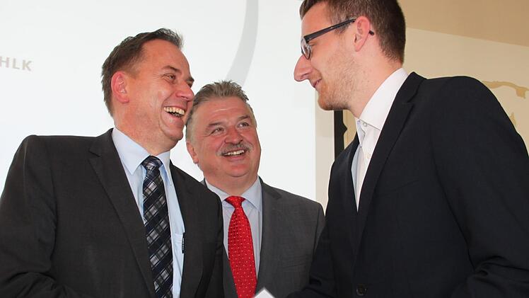 Mit einem Notendurchschnitt von 1,19 war Kai Götz (rechts) aus Mainleus der beste Absolvent in der Fachrichtung Kältetechnik. Landrat Klaus Peter Söllner (Mitte) und Schulleiter Alexander Battistella überreichen ihm den Meisterpreis. Foto: Stephan Stöckel