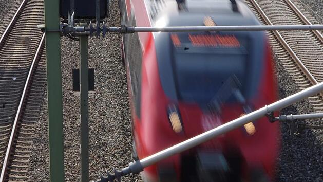 Fahrrad auf fahrenden Regio-Zug in der Oberpfalz geworfen - Polizei sucht nach T&auml;ter