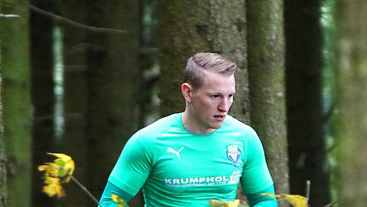 Kein Waldläufer und kein Jäger, sondern der Torwart des FC Frankenwald (Kreisliga Hof): Felix Hütter hat die Kugel zwischen den Bäumen neben dem Sportplatz in Walberngrün wiedergefunden. Monika Limmer