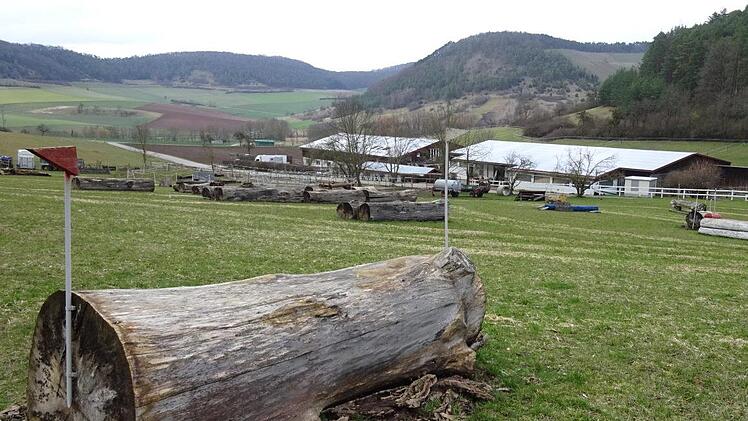 Idylle pur -  der Reitstall-Sulzthal von Christina Seufert mit allen Außenanlagen. Foto: Doris Bauer