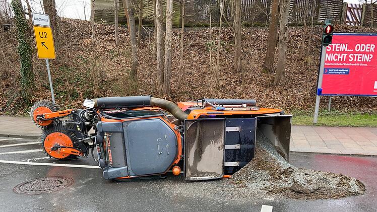 Hof: Kehrmaschine kippt um - Fahrer verletzt