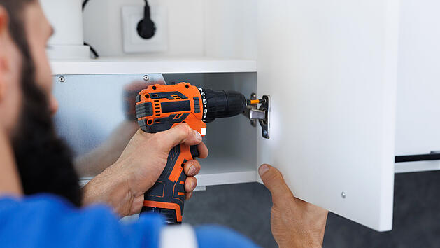 Schrank reparieren, Handwerker, Schranktür
