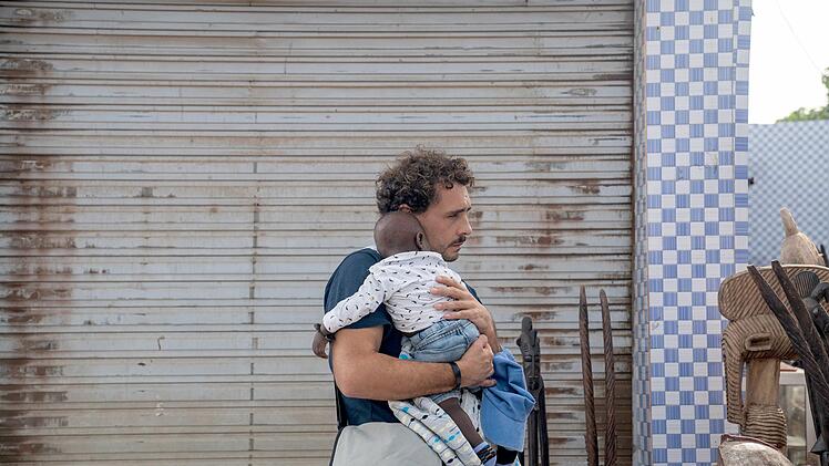 Thibaut (Jean Le Peltier) hatte sofort nach Gabriels Geburt v&auml;terliche Gef&uuml;hle f&uuml;r den Jungen. Als dessen Mutter verschwand und Gabriel zur&uuml;cklie&szlig;, adoptierte Thibaut das Kind ohne Z&ouml;gern.