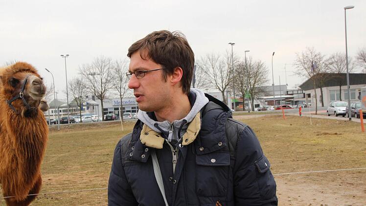 Amtstierarzt Wolfgang Söllner wirft auch einen Blick auf die Kamele.