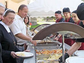 Die Generalökonomin Sr. Marianne Rauner und Generaloberin Sr. Edith Schlachter stehen zusammen mit Gesamtleiter Rainer Waldvogel und Anne Hilpert am Buffet, wo sie von den Mitarbeitern des Klostergasthofes bedient werden. Foto: Heike Beudert