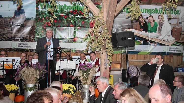 Hermann Greif bei seiner Rede in der Scheune der Gastwirtschaft Hellmuth Foto: Franz Böhmer