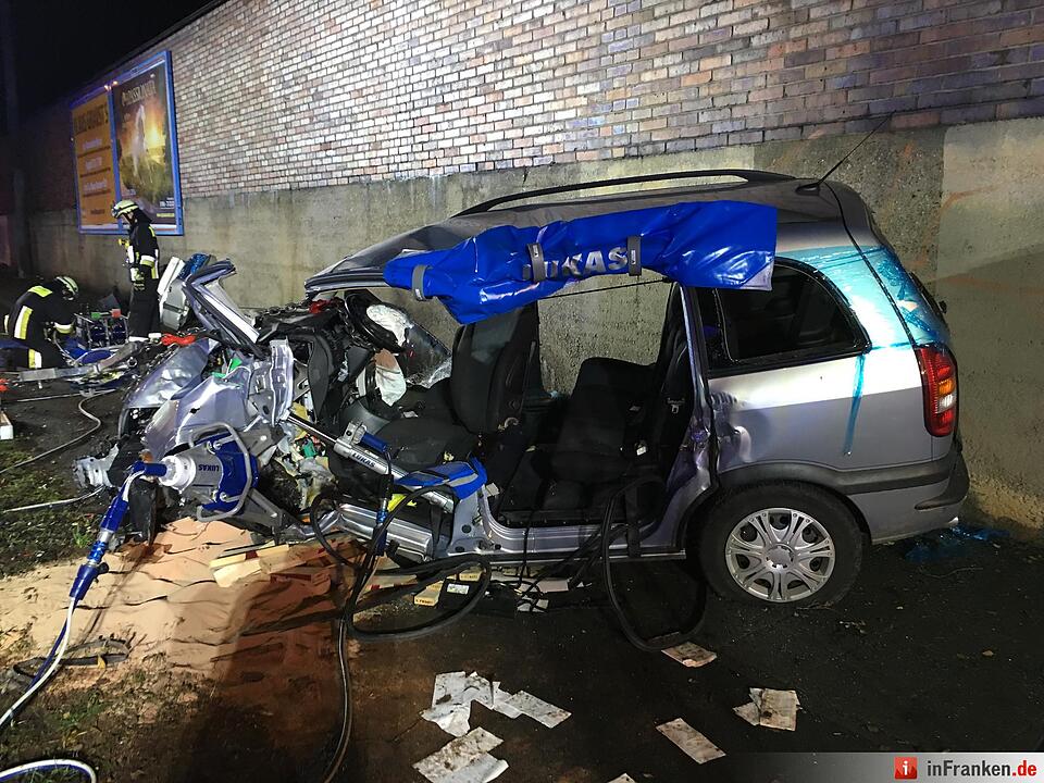 Auto prallt in Nürnberg gegen eine Mauer
