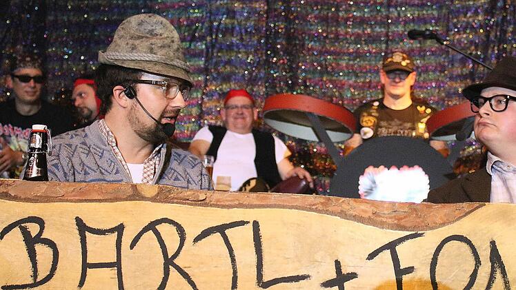 Bartl (Christian Melchior, links) und Fonser (Dominik Syka) machten sich nicht nur ihre Gedanken um das Parkproblem in der Stadt.