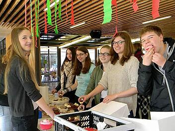 Die Realschüler ließen sich in Höchstadt zur Feier des Tages süße Törtchen schmecken. Foto: privat