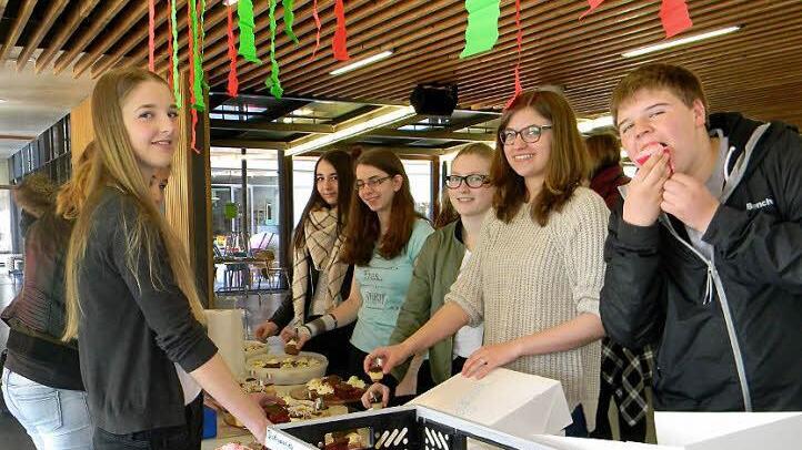 Die Realschüler ließen sich in Höchstadt zur Feier des Tages süße Törtchen schmecken. Foto: privat