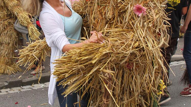 Melissa beim angenehmen Walzer mit dem Strohbären. Foto: Günther Geiling