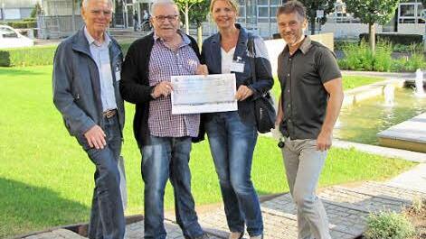 Klaus Bell (2. v. l.) und Werner Leidhardt (r.) &uuml;bergaben die Spende an Vertreter der Tafel. Foto: privat