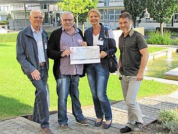 Klaus Bell (2. v. l.) und Werner Leidhardt (r.) übergaben die Spende an Vertreter der Tafel. Foto: privat