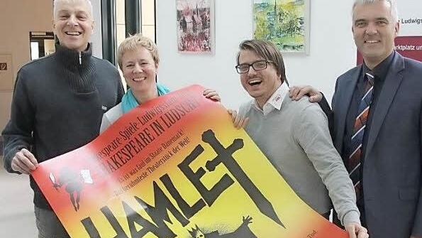 Sie sind stolz auf ihren Shakespeare in Ludschter Dialekt (v. l.): Intendant Daniel Leistner, Manja Hünlein, Constantin Hirsch und Bürgermeister Timo Ehrhardt, stellen das erste Plakat "Hamlet" vor. Foto: Veronika Schadeck
