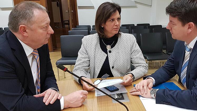 Landrat Thomas Bold (v. l.), Wirtschaftsministerin Ilse Aigner und Landtagsabgeordneter Sandro Kirchner haben am Dienstag in München über den Schaeffler-Standort gesprochen. Foto: Aaron Wackerbauer
