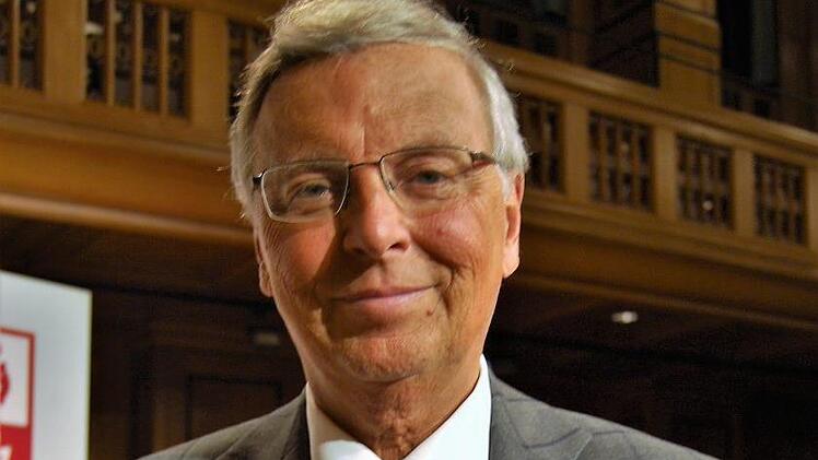 Politiker Wolfgang Bosbach (CDU, 65) mit seinem 2016 veröffentlichten Buch "Endspurt: Wie Politik tatsächlich ist - und wie sie sein sollte" Foto: Sigismund von Dobschütz