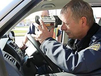 Hauptkommissar Dieter Endres hat mit der Laserpistole die Geschwindigkeit kontrolliert. Foto: Alexander Hartmann